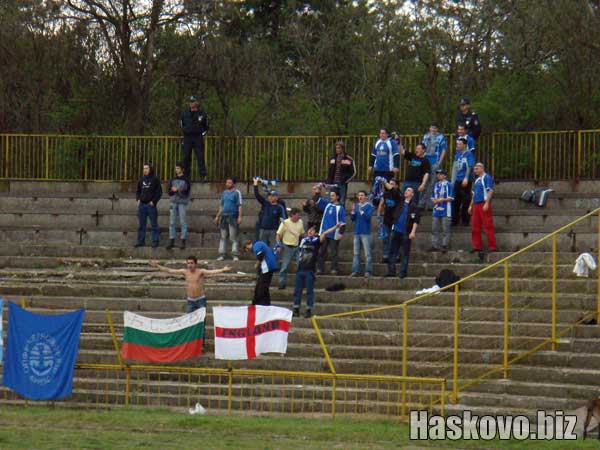 Феновете на Черноморец, охранявани зорко от полицаите