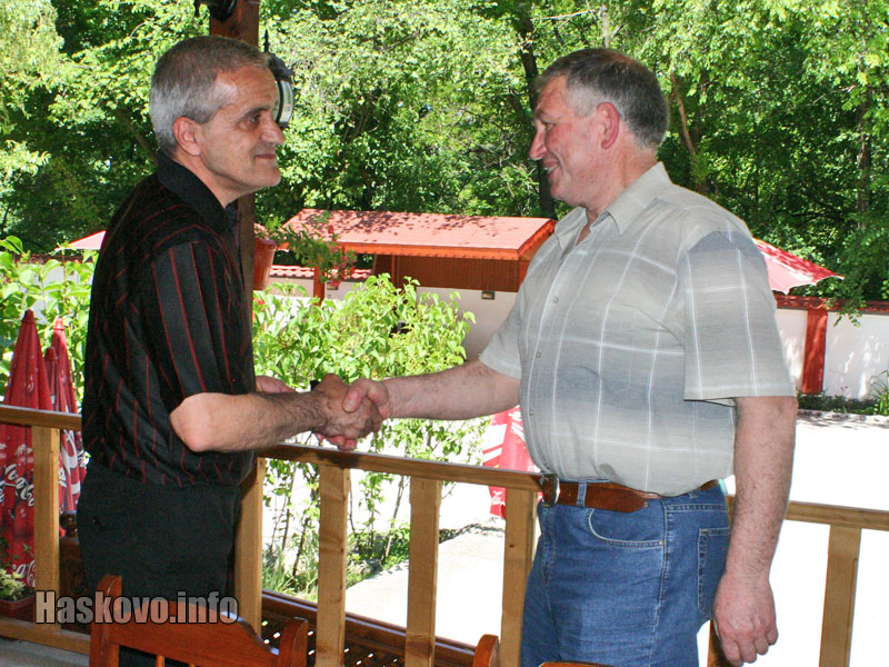 Иван Тишански (вляво) връчва златна значка на Атанас Атанасов