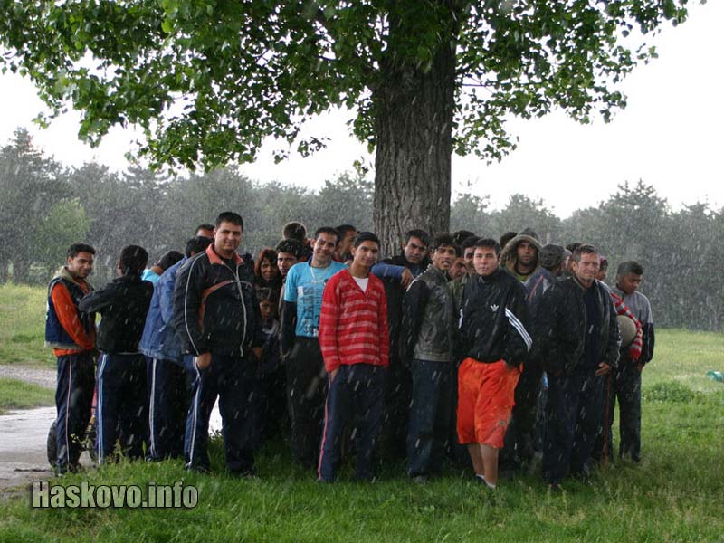 Дъждът уплаши феновете за кратко Дъждът уплаши феновете за кратко