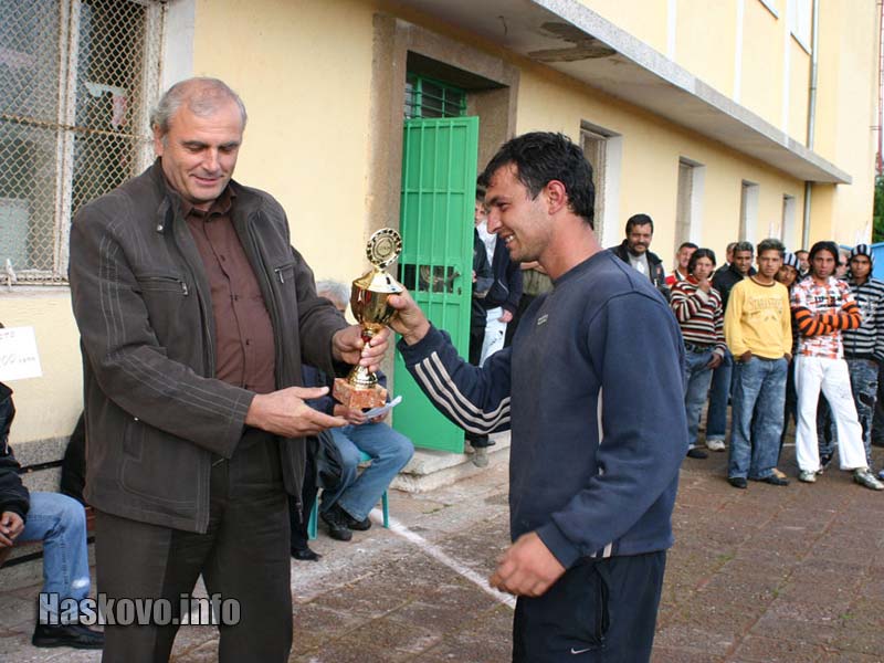 Зам. кметът Гего Генев връчи купата Зам. кметът Гего Генев връчи купата