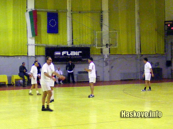 Кметският отбор в бяло