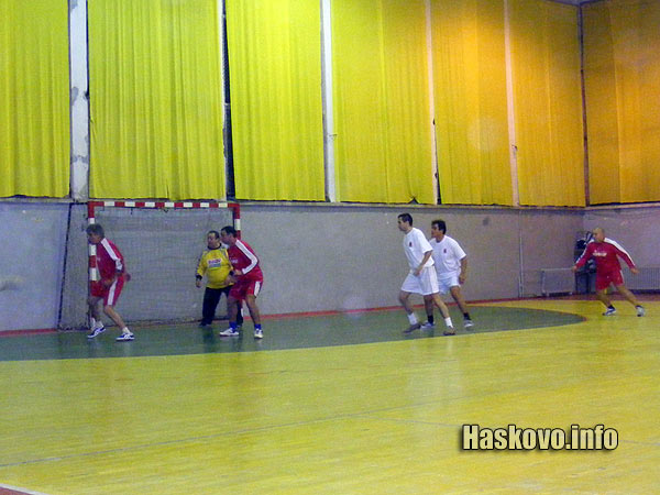 Общински съветници в червено