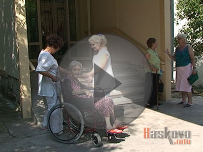 Баби от дома написаха песен