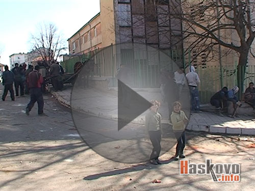 Роми грабят казармите